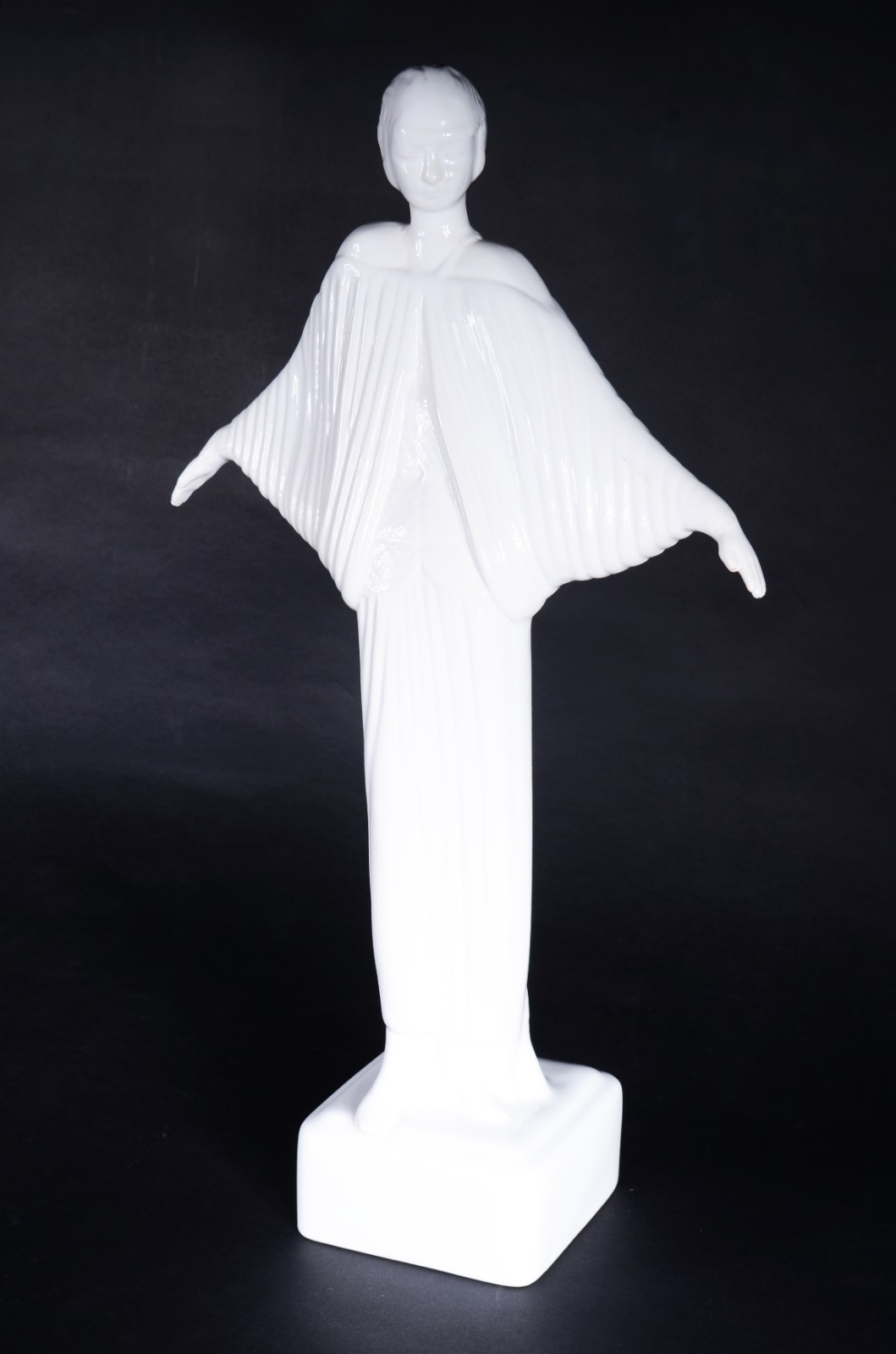 Escultura de cerâmica esmaltada branca representando figura feminina. - foto 2 de 8