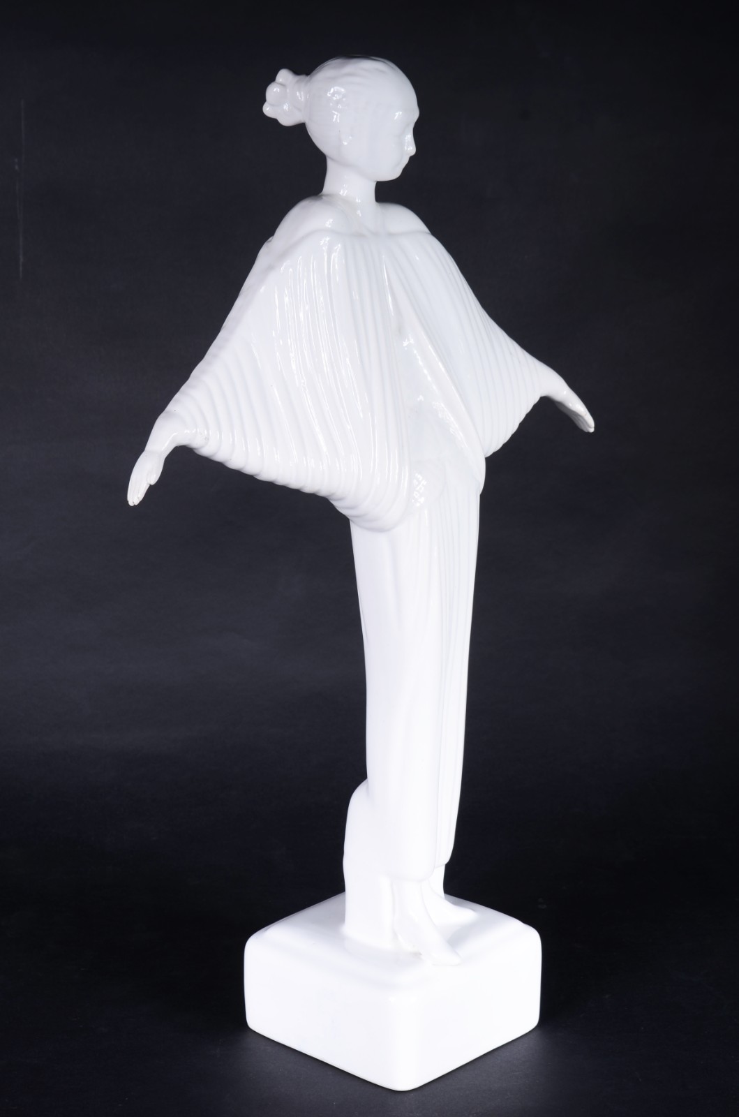 Escultura de cerâmica esmaltada branca representando figura feminina. - foto 4 de 8