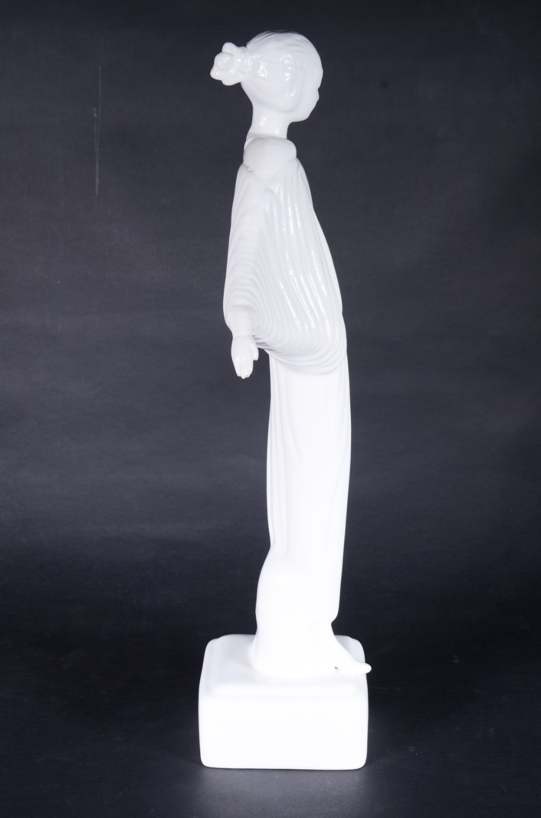 Escultura de cerâmica esmaltada branca representando figura feminina. - foto 5 de 8
