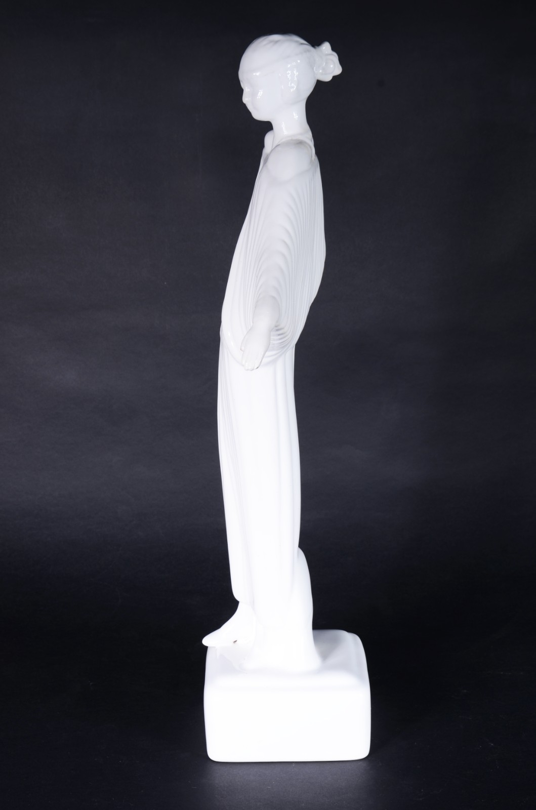 Escultura de cerâmica esmaltada branca representando figura feminina. - foto 6 de 8