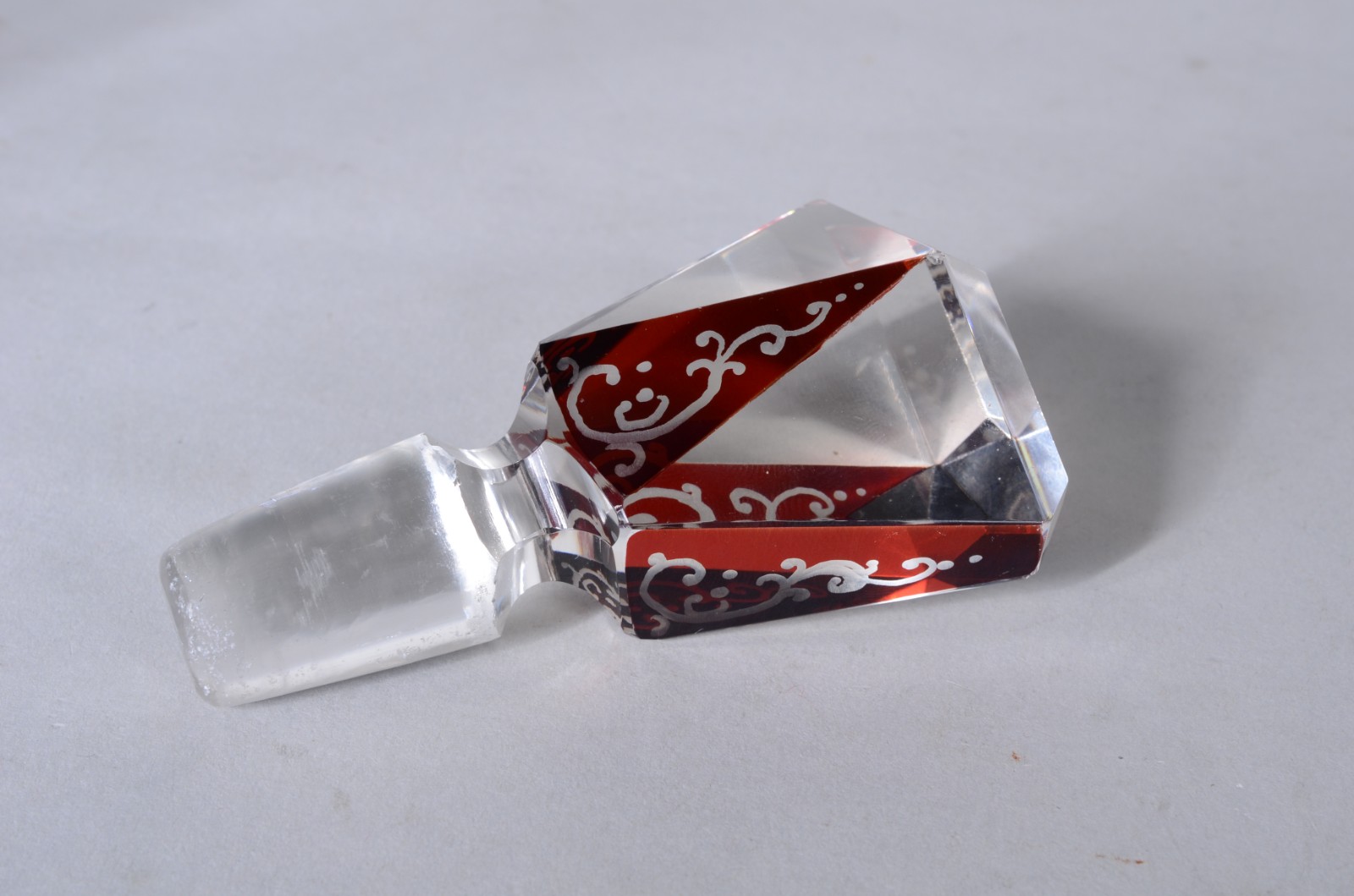 Duas garrafas de cristal, sendo: licoreira com detalhes em rubi e... - foto 6 de 7