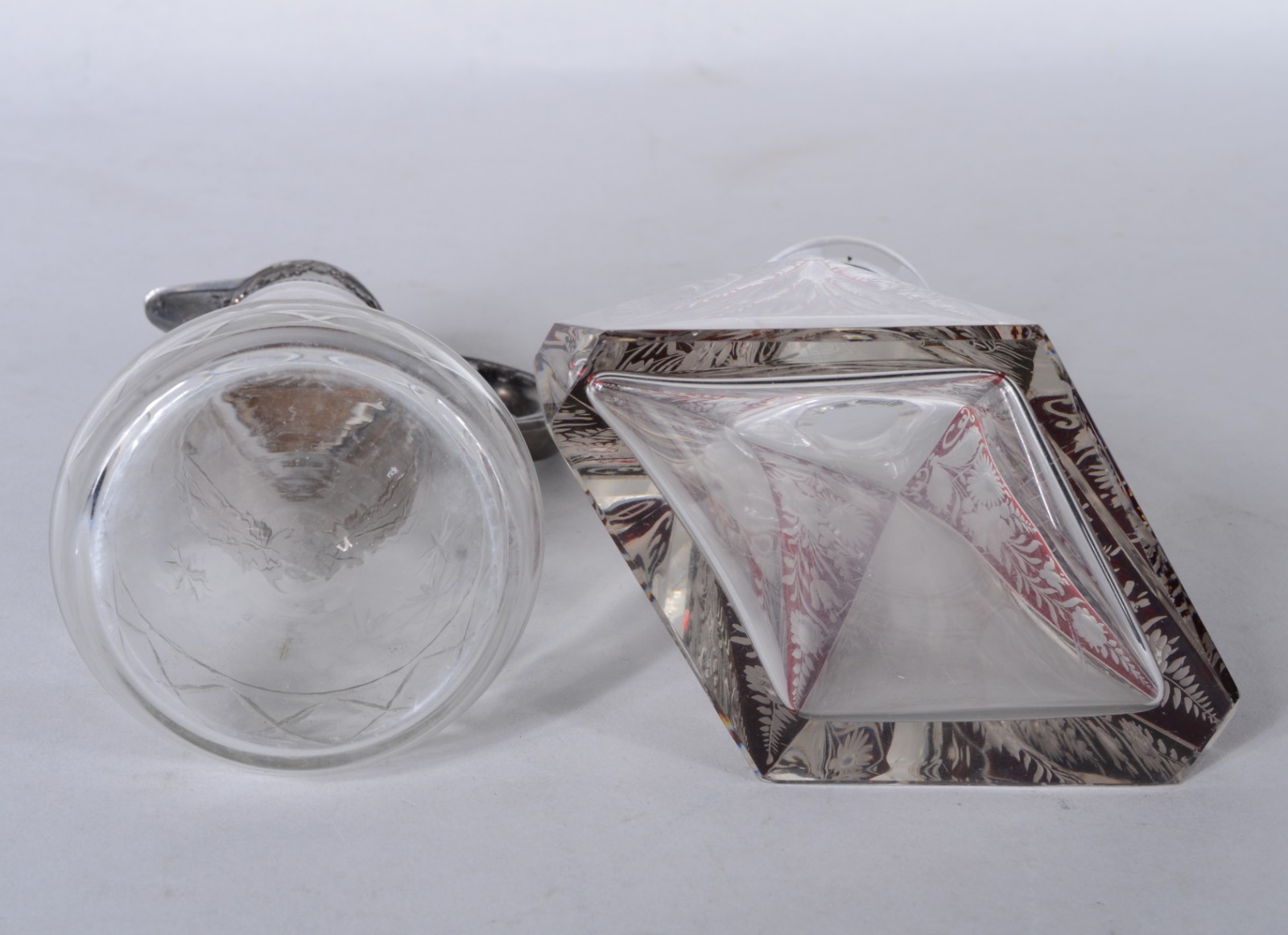 Duas garrafas de cristal, sendo: licoreira com detalhes em rubi e... - foto 7 de 7