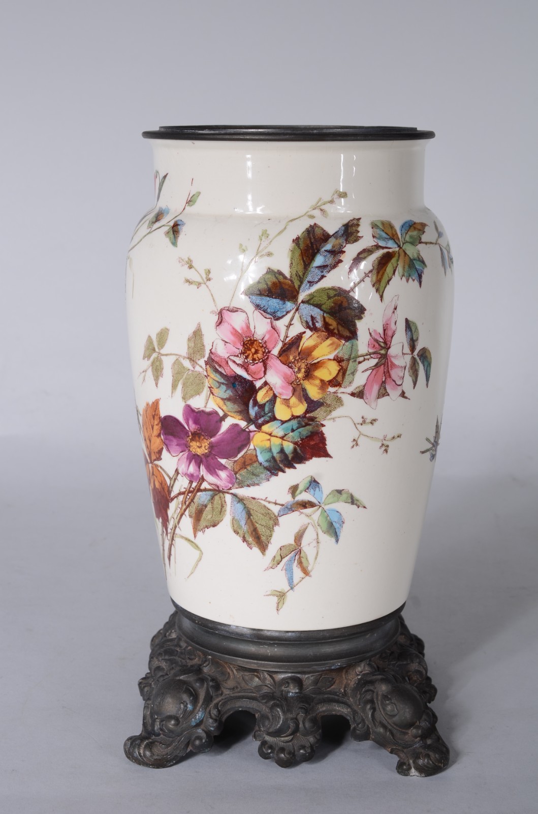 Vaso de faiança com flores em policromia (furo na base), guarnição de... - foto 1 de 5