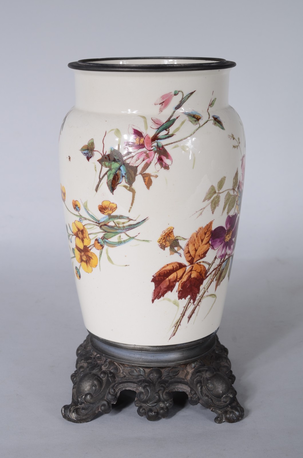 Vaso de faiança com flores em policromia (furo na base), guarnição de... - foto 2 de 5