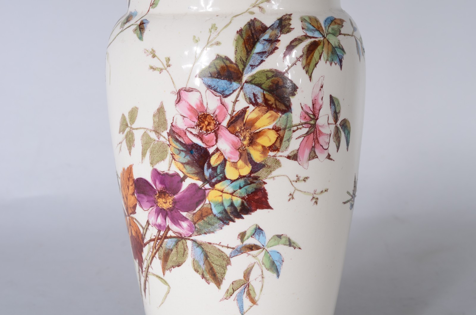 Vaso de faiança com flores em policromia (furo na base), guarnição de... - foto 3 de 5