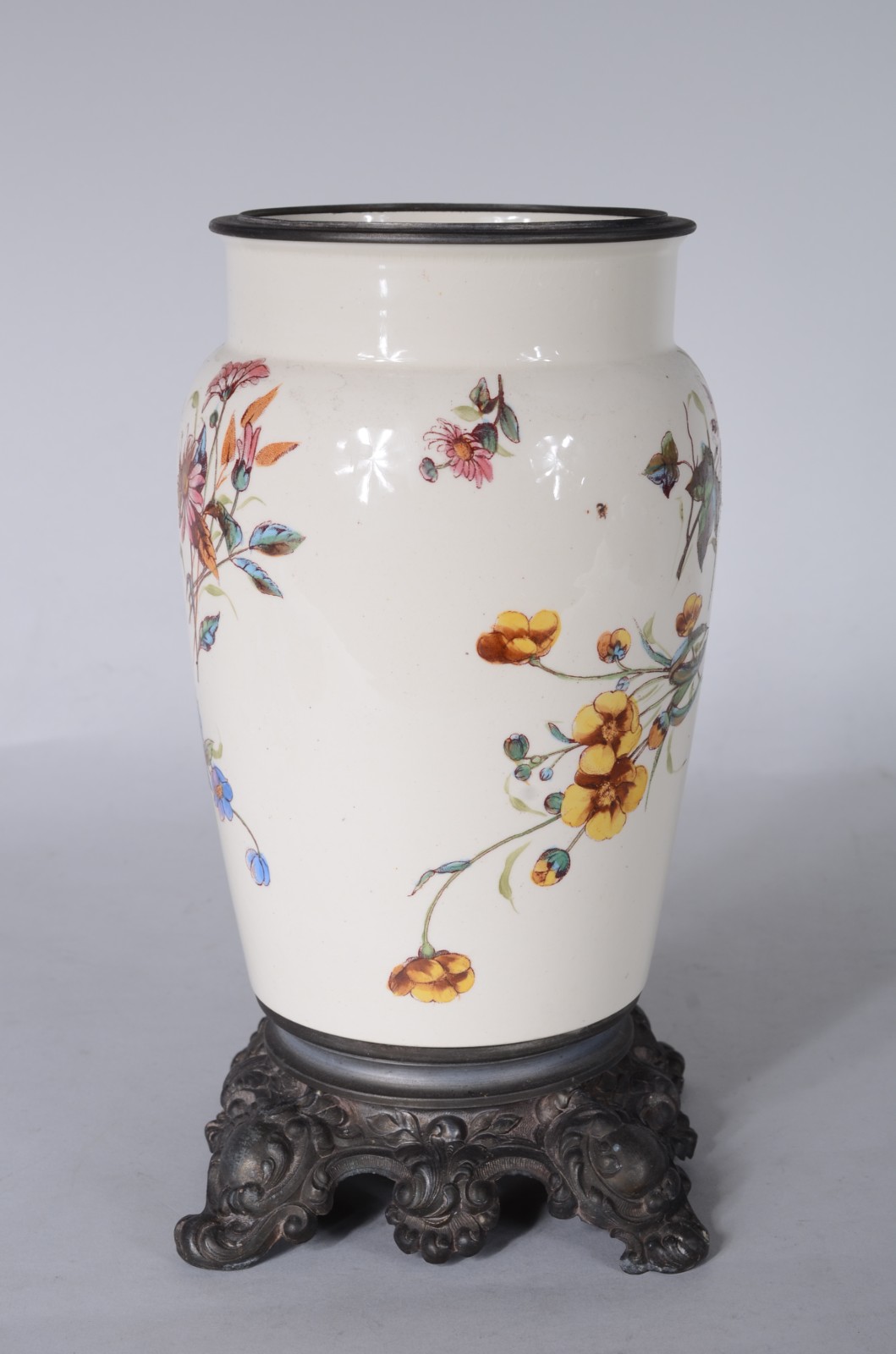 Vaso de faiança com flores em policromia (furo na base), guarnição de... - foto 4 de 5