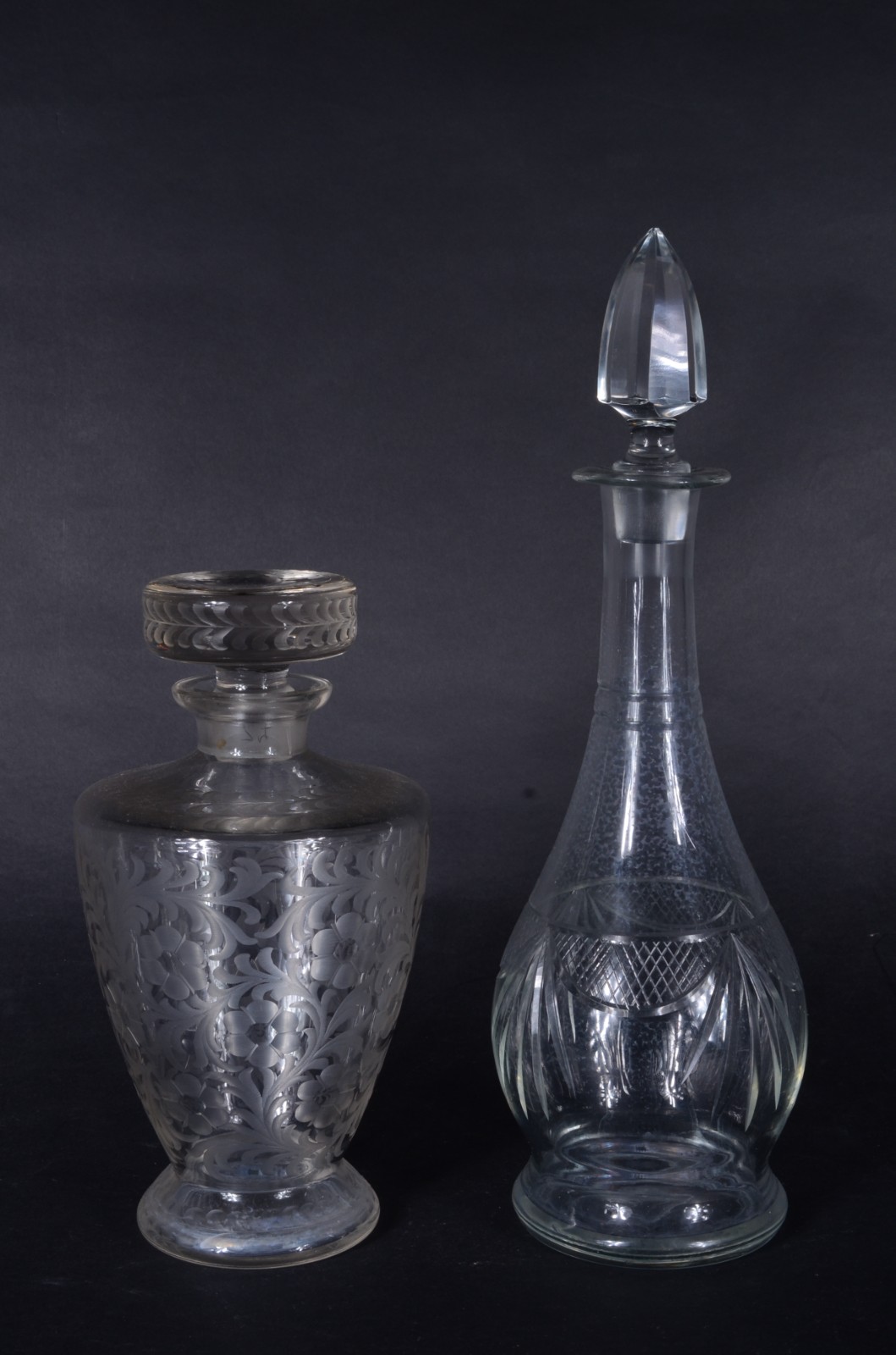 Duas garrafas de cristal. Com mofo. - foto 1 de 9