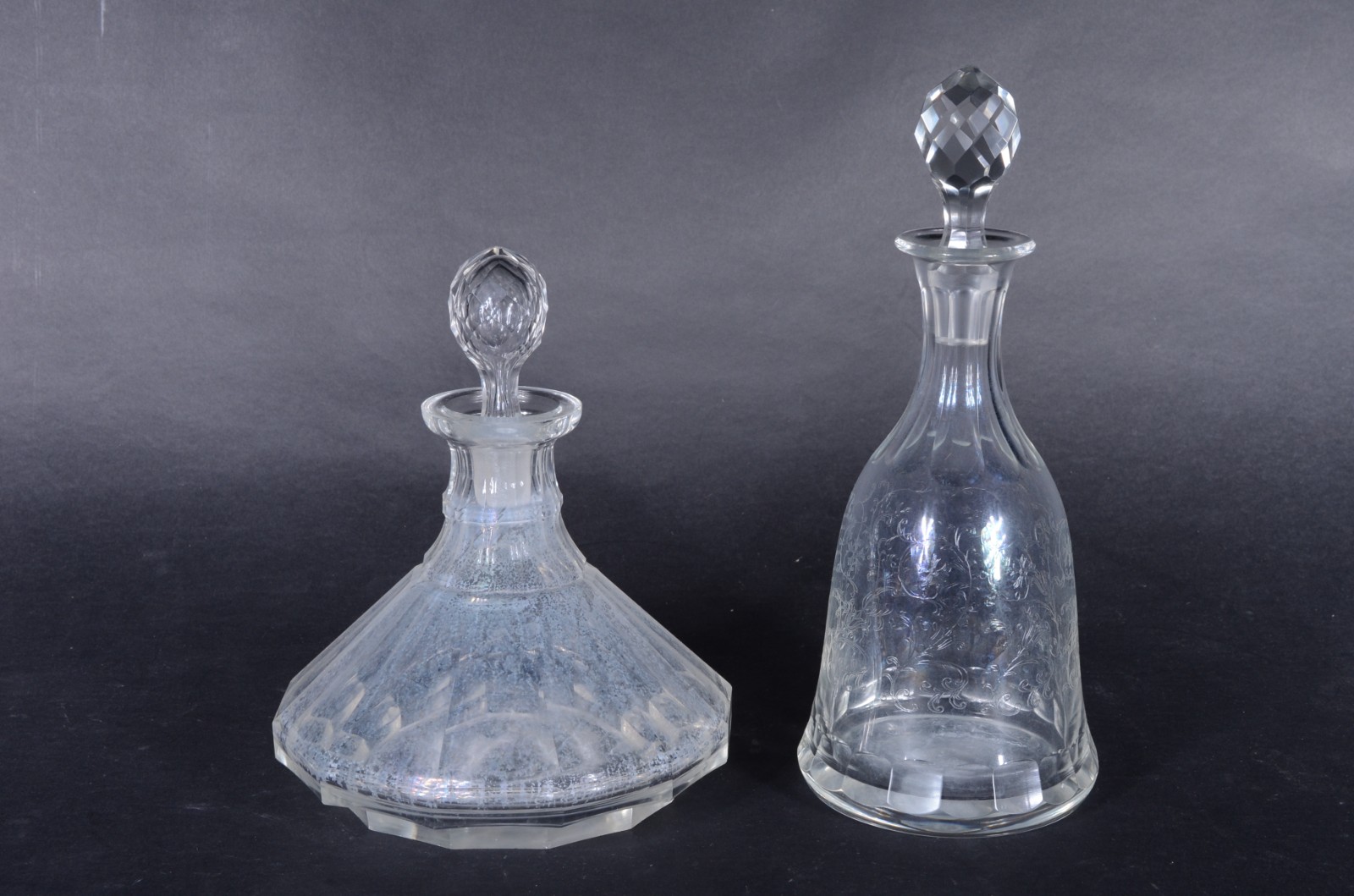 Duas garrafas de cristal. Com mofo. - foto 1 de 10