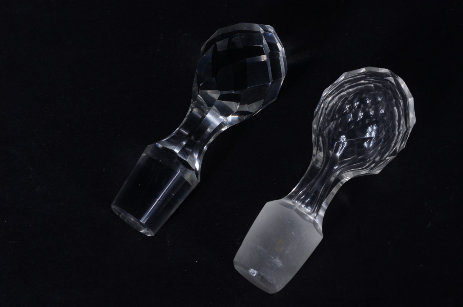 Duas garrafas de cristal. Com mofo. - foto 9 de 10