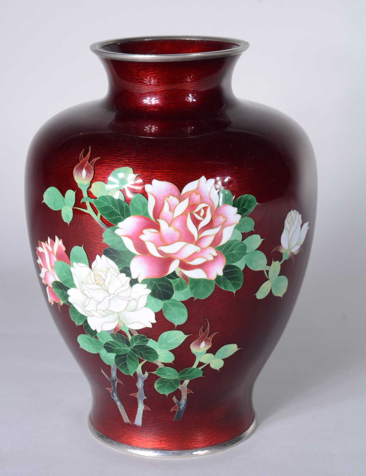 Vaso oriental de metal esmaltado com fundo na cor rubi e flores em... - foto 1 de 6