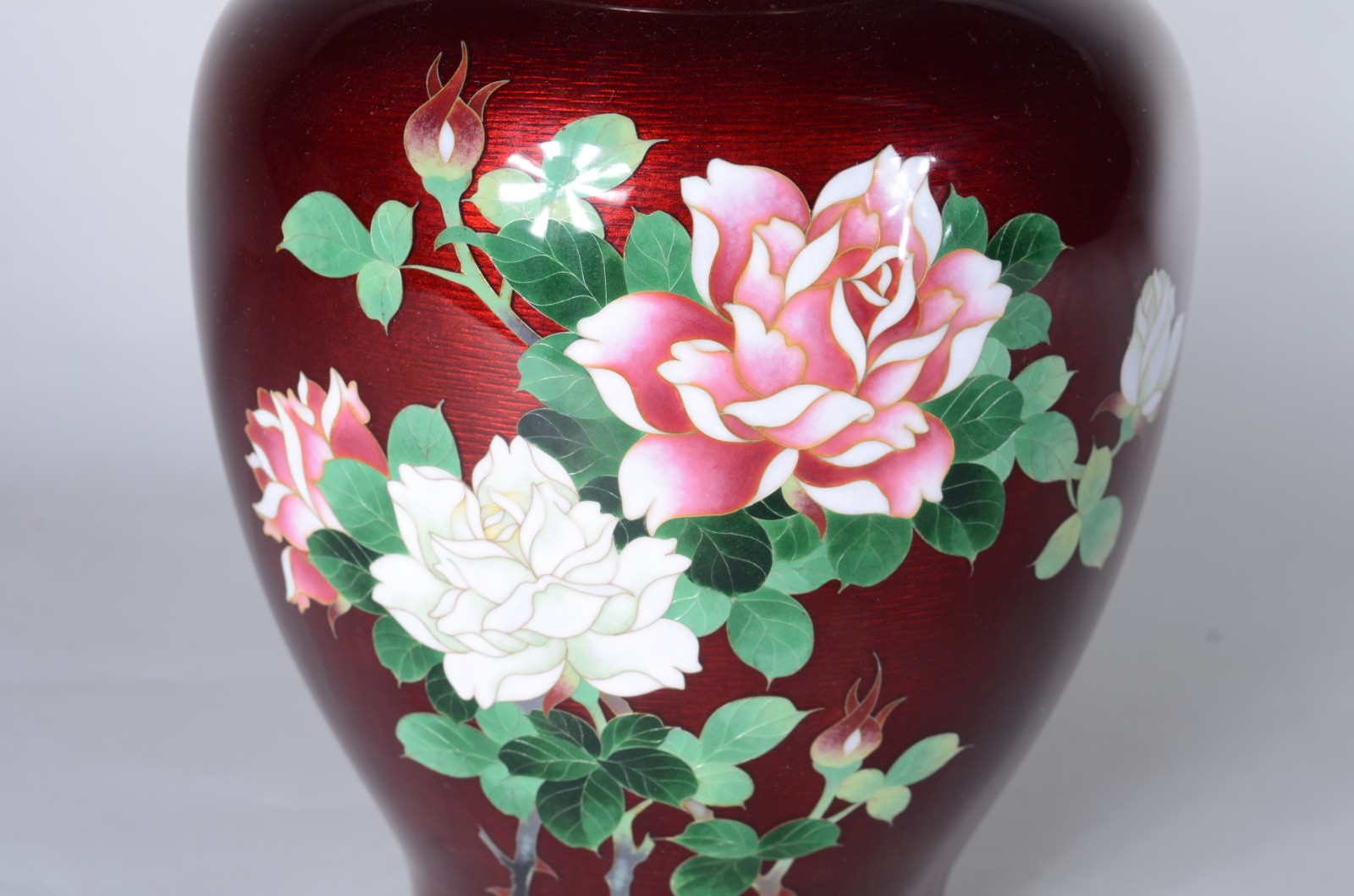 Vaso oriental de metal esmaltado com fundo na cor rubi e flores em... - foto 2 de 6