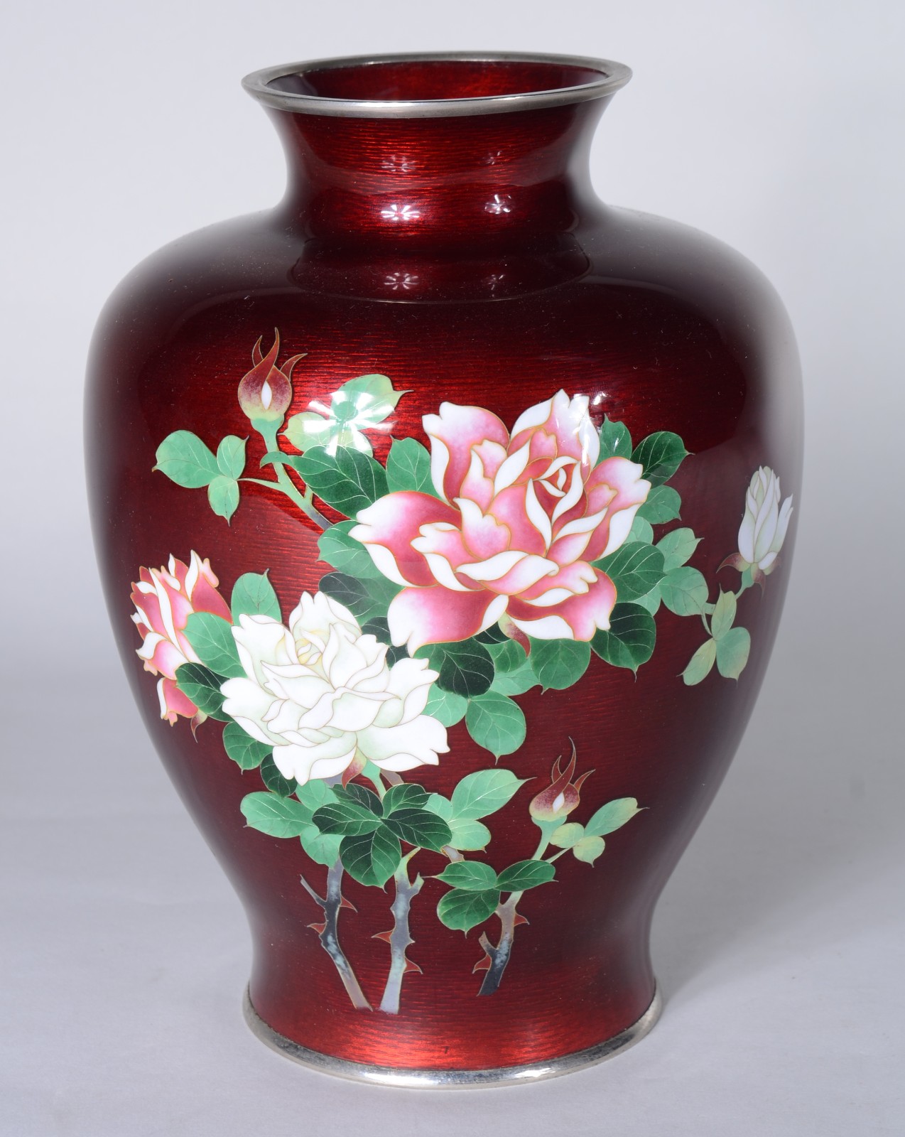 Vaso oriental de metal esmaltado com fundo na cor rubi e flores em... - foto 3 de 6