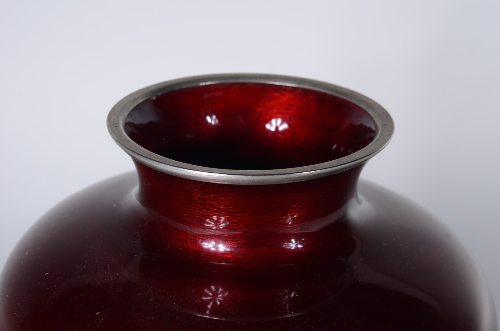 Vaso oriental de metal esmaltado com fundo na cor rubi e flores em... - foto 4 de 6