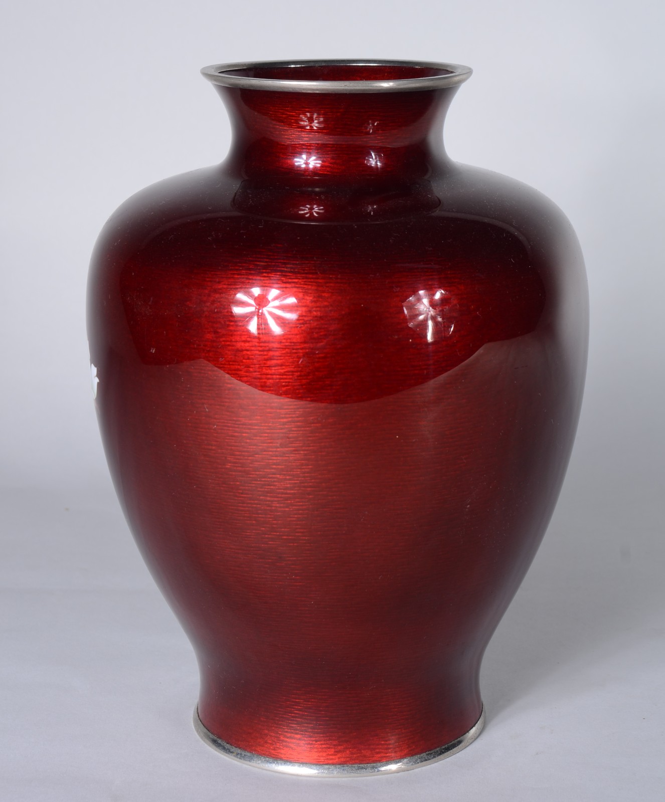 Vaso oriental de metal esmaltado com fundo na cor rubi e flores em... - foto 6 de 6