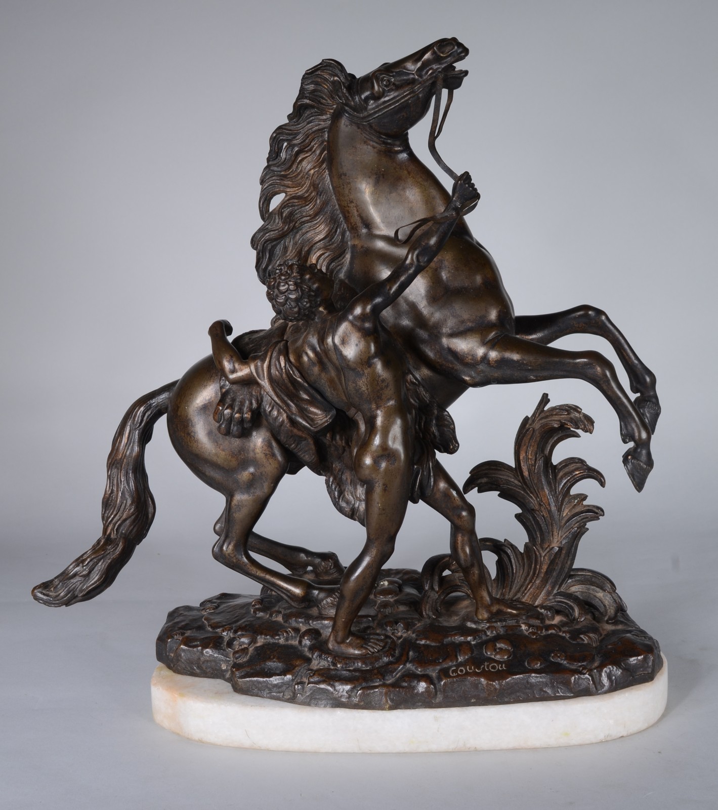 Grupo escultórico de bronze representando figura com cavalo, assinado... - foto 2 de 7