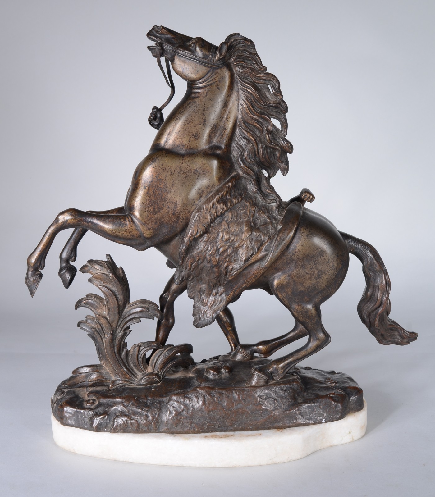 Grupo escultórico de bronze representando figura com cavalo, assinado... - foto 3 de 7