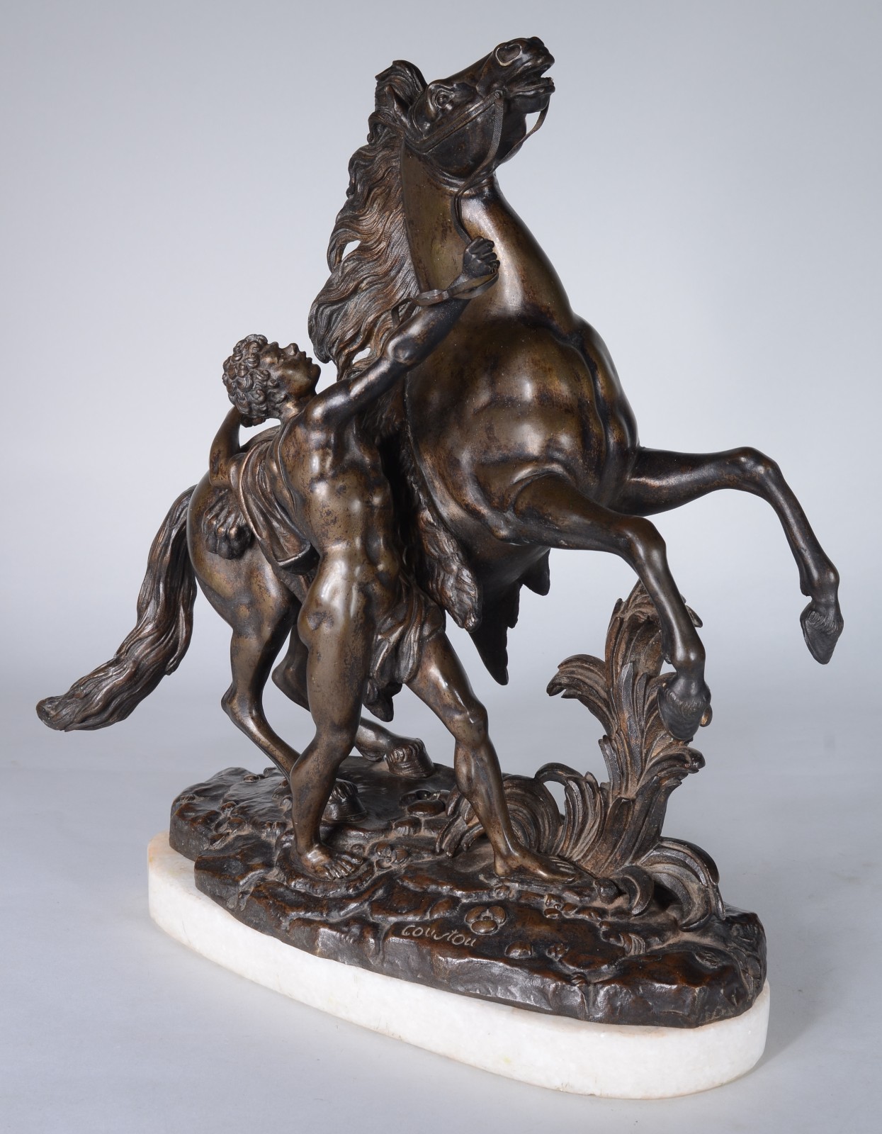 Grupo escultórico de bronze representando figura com cavalo, assinado... - foto 1 de 7