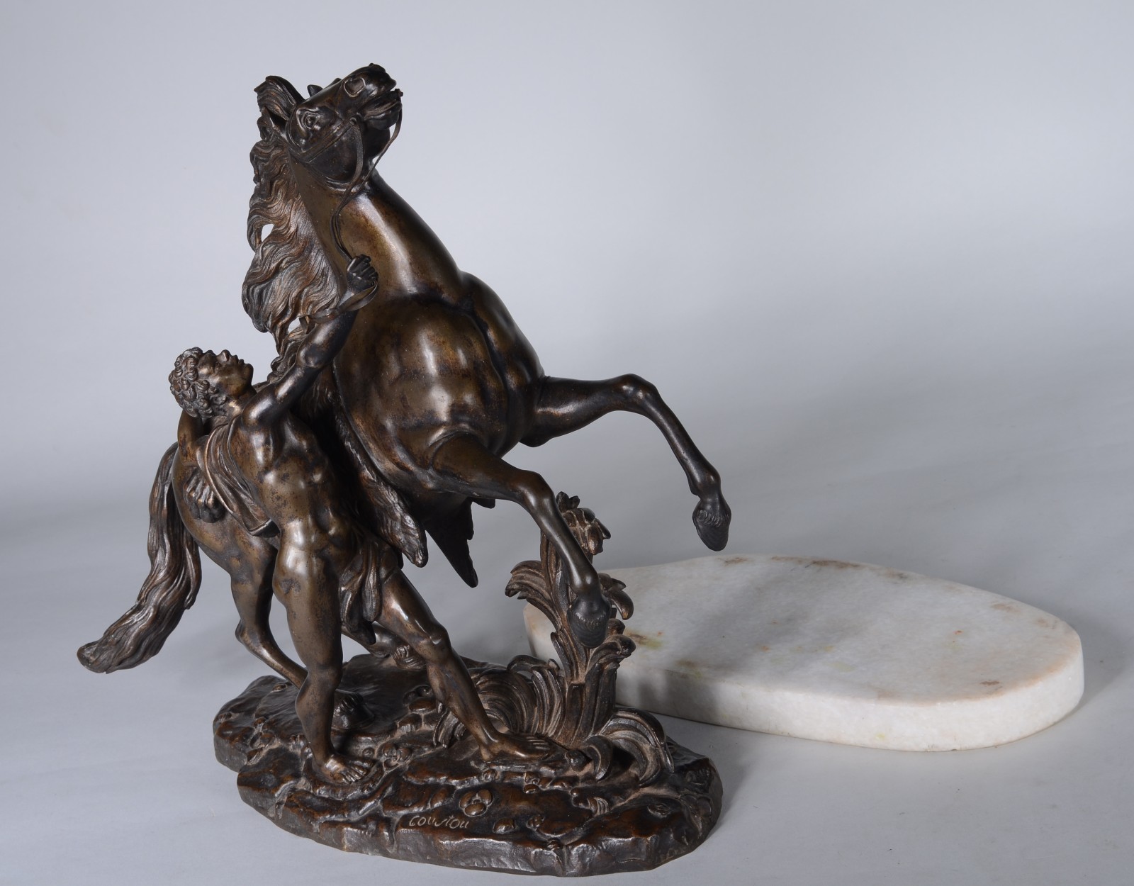 Grupo escultórico de bronze representando figura com cavalo, assinado... - foto 4 de 7