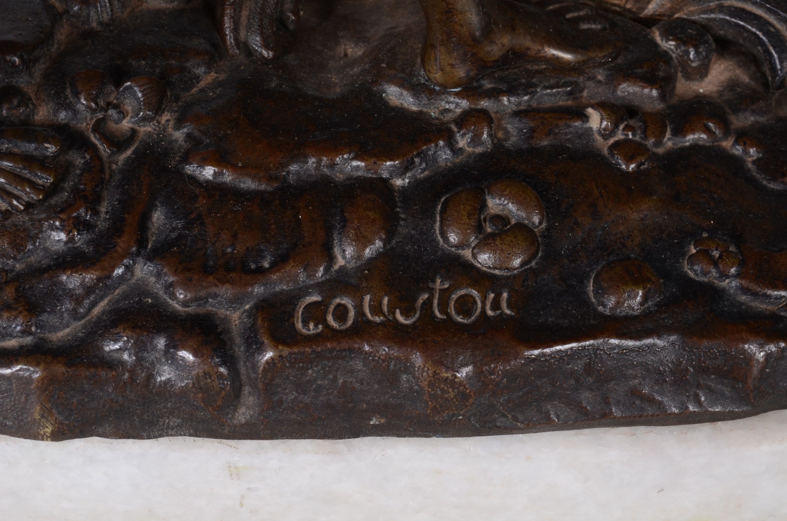 Grupo escultórico de bronze representando figura com cavalo, assinado... - foto 7 de 7