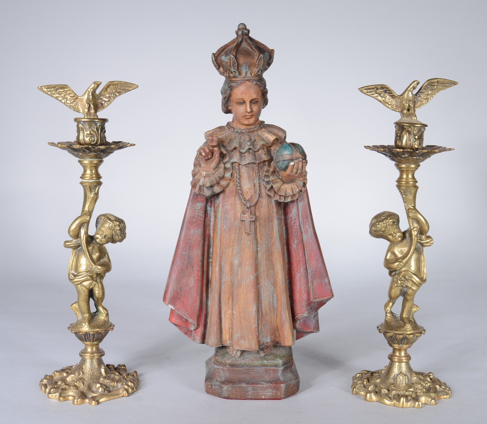 Três peças, sendo: Par de castiçais de bronze com figuras de "pucci"... - foto 1 de 5