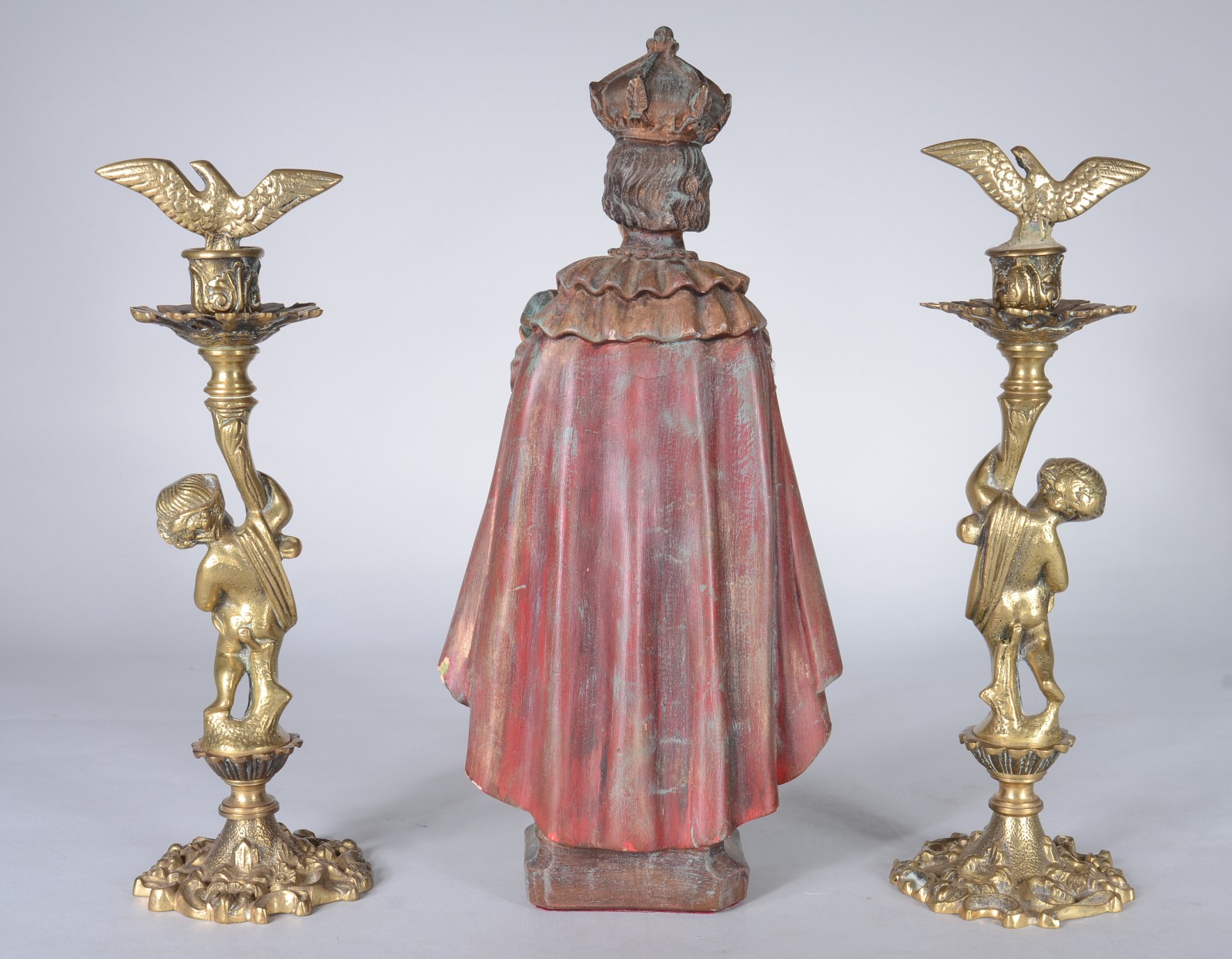 Três peças, sendo: Par de castiçais de bronze com figuras de "pucci"... - foto 3 de 5