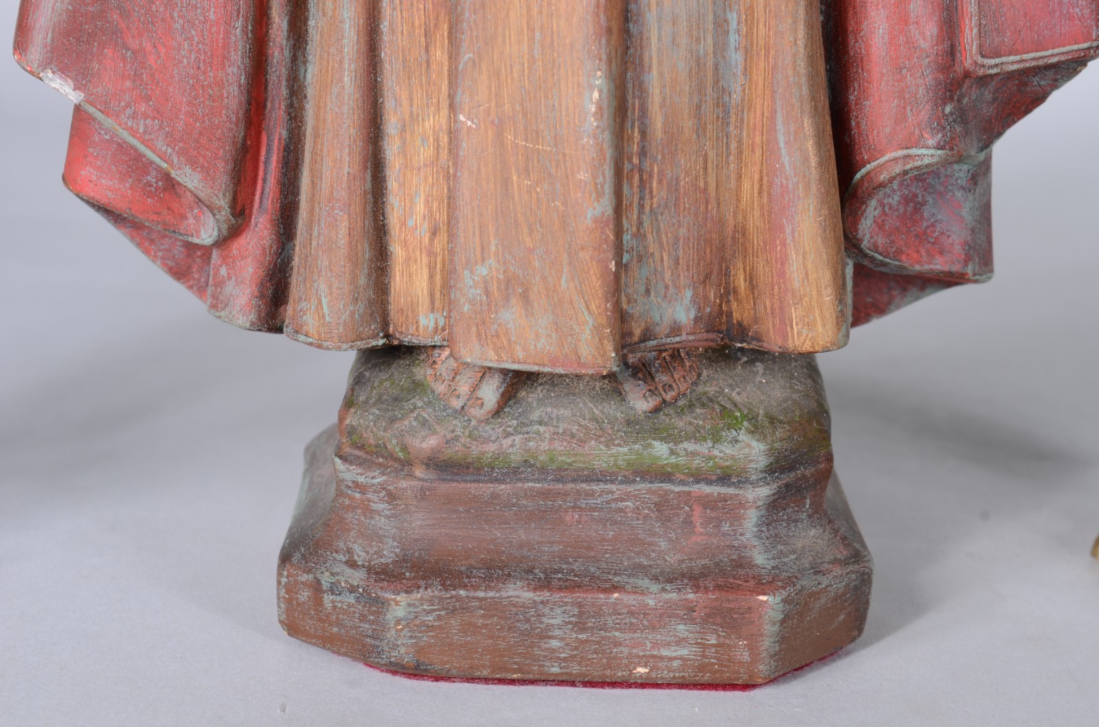Três peças, sendo: Par de castiçais de bronze com figuras de "pucci"... - foto 4 de 5
