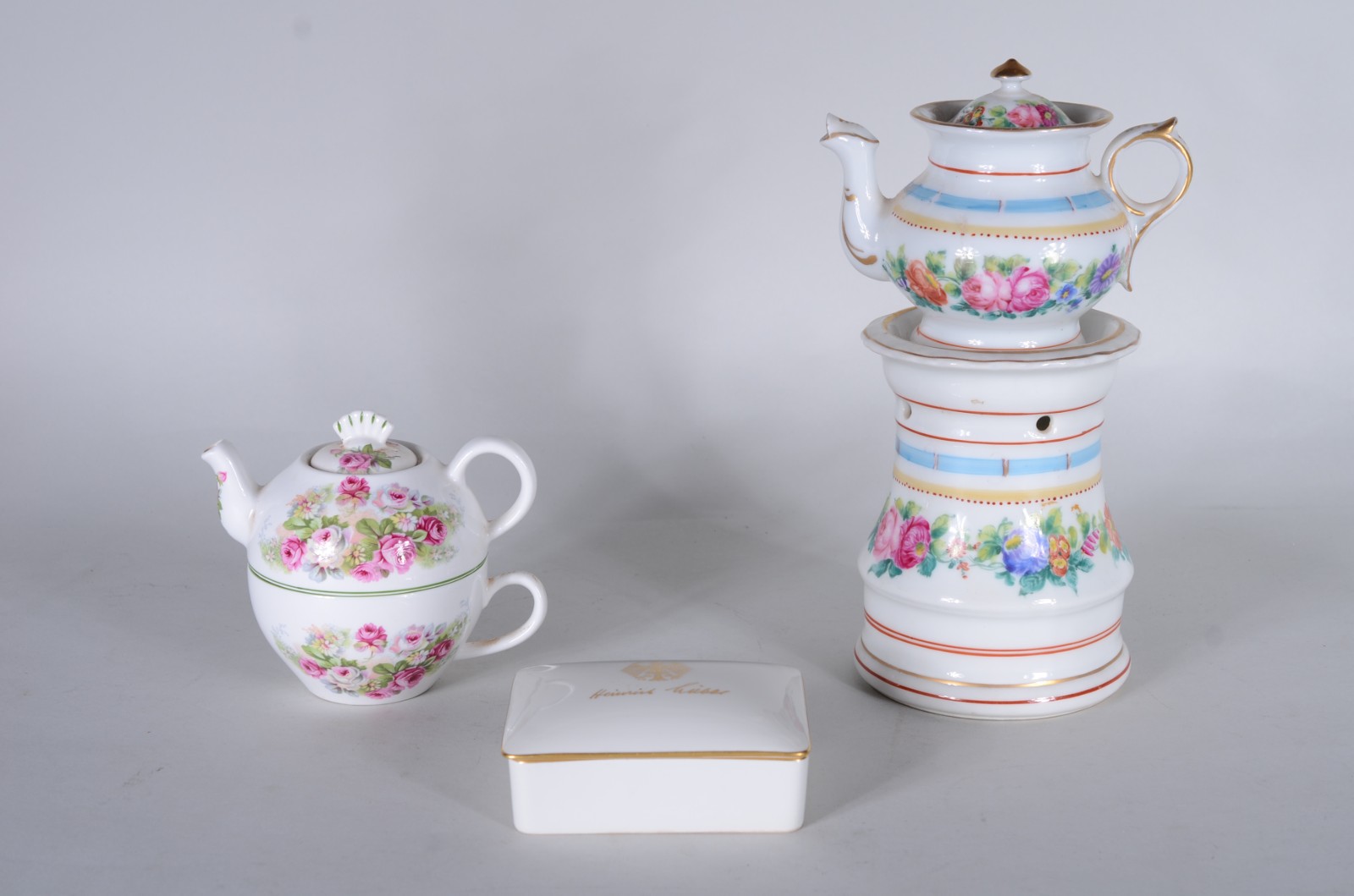 Três peças diversas de porcelana, sendo: veilleuse e bule com xícara... - foto 1 de 11