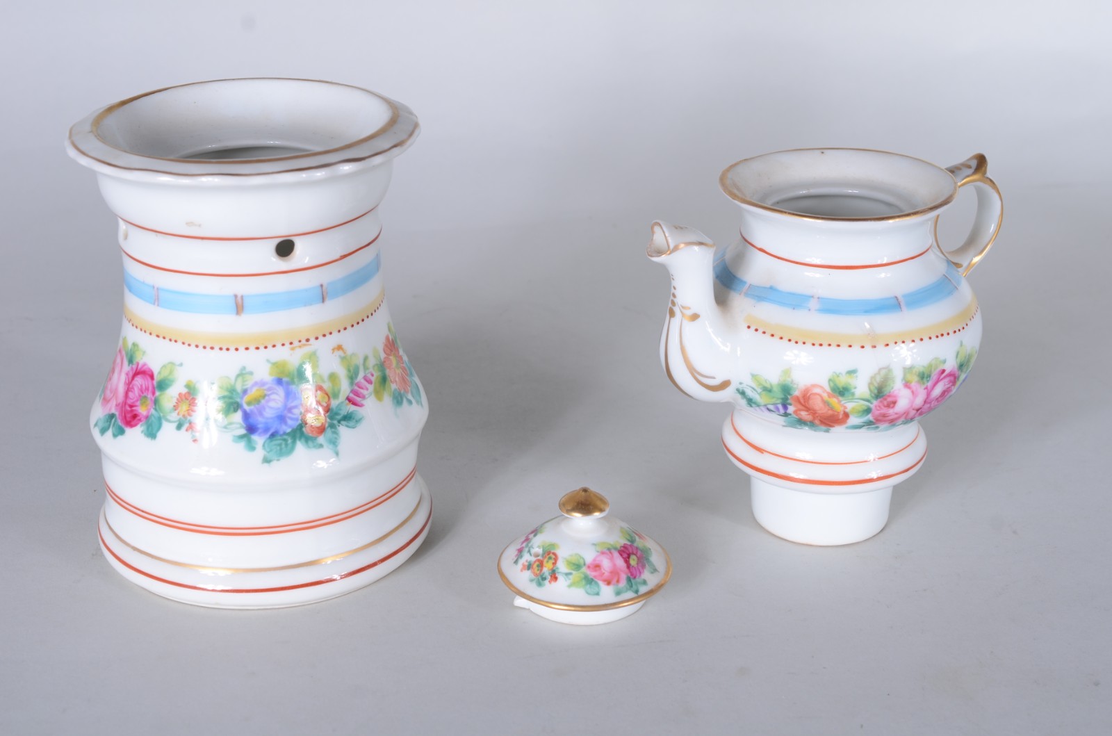 Três peças diversas de porcelana, sendo: veilleuse e bule com xícara... - foto 7 de 11