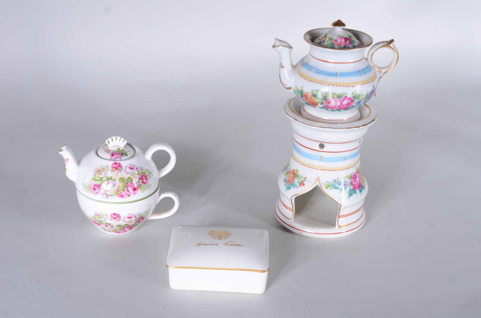 Três peças diversas de porcelana, sendo: veilleuse e bule com xícara... - foto 2 de 11