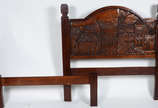 Cama de casal com cabeceira de madeira entalhada   - Cama de casal com cabeceira de madeira entalhada  