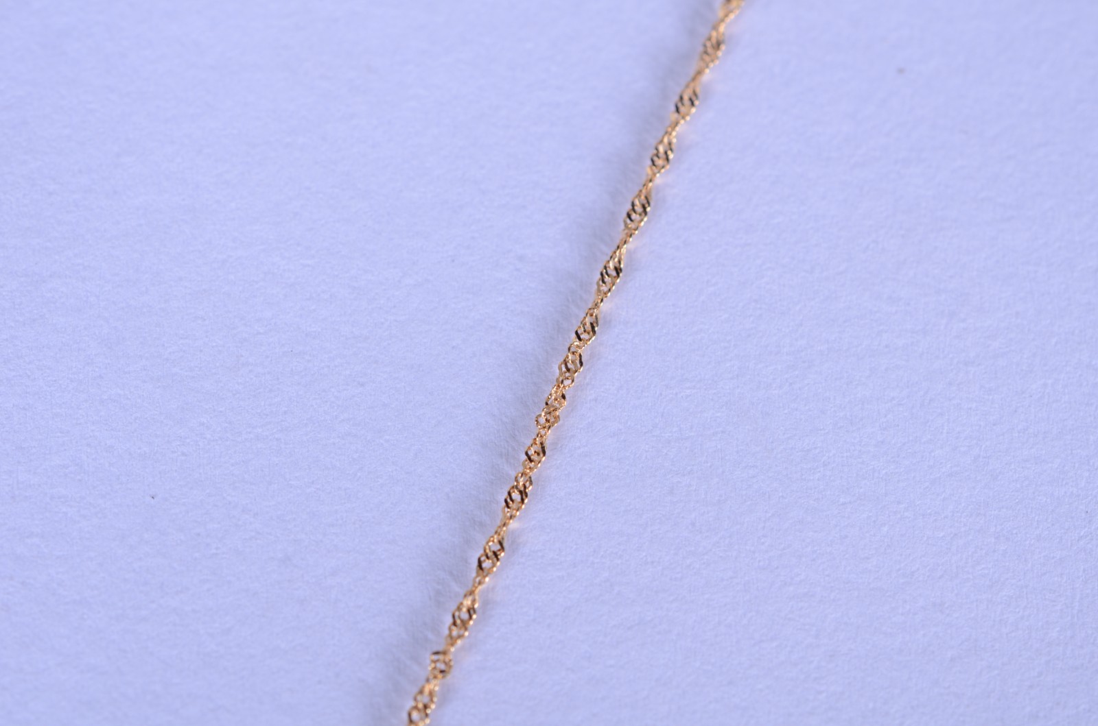 Colar de ouro 18 k., contraste 750 mls, feitio torcido com pendente... - foto 3 de 7
