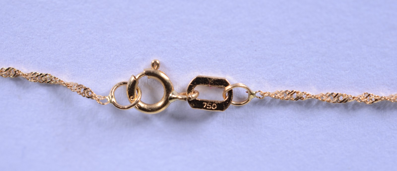 Colar de ouro 18 k., contraste 750 mls, feitio torcido com pendente... - foto 4 de 7