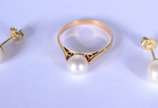 Conjunto composto de: anel e par de brincos de ... - Conjunto composto de: anel e par de brincos de ouro 18 k., contraste 750 mls. (Por motivos de segurança a peça não se encontra na loja).