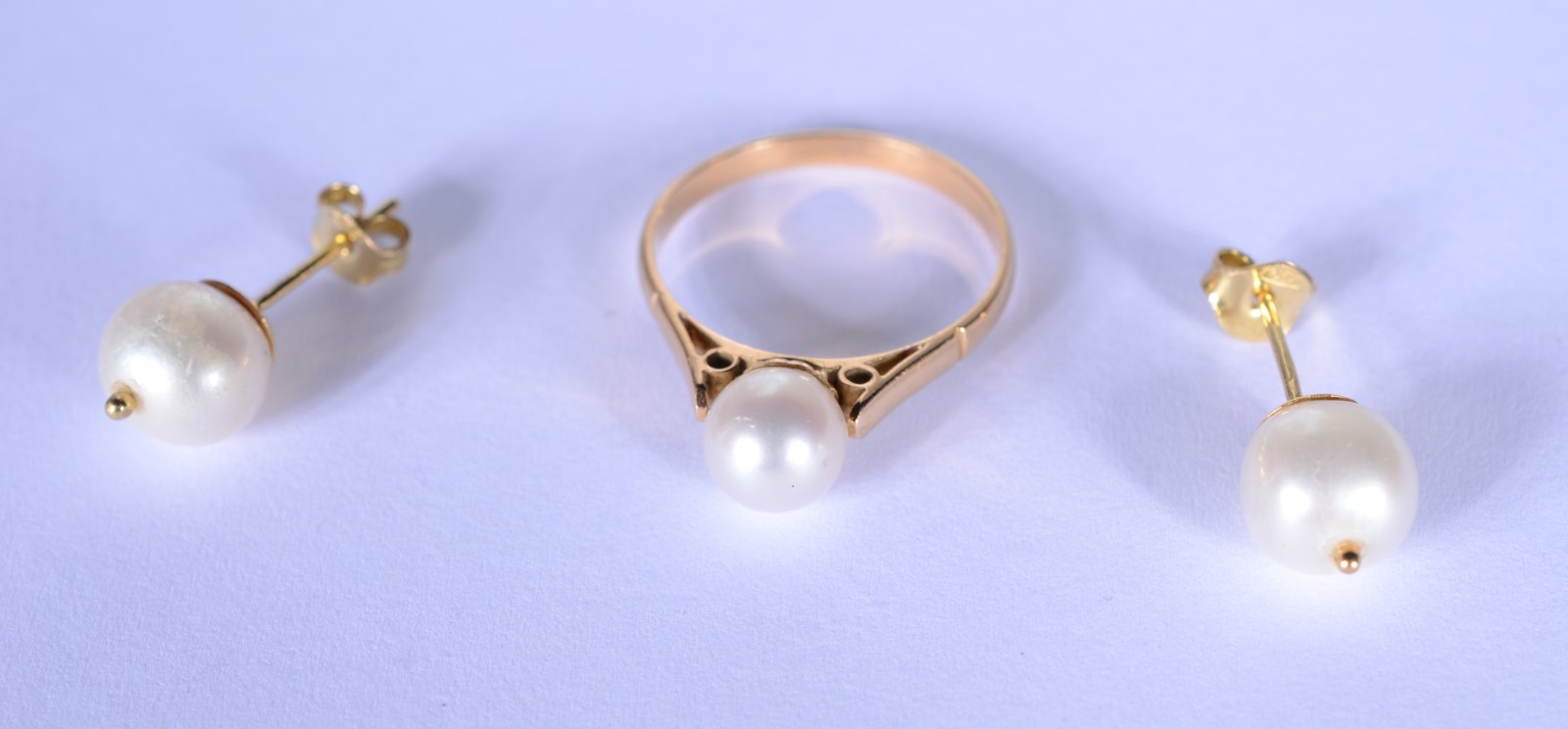 Conjunto composto de: anel e par de brincos de ouro 18 k., contraste... - foto 1 de 7