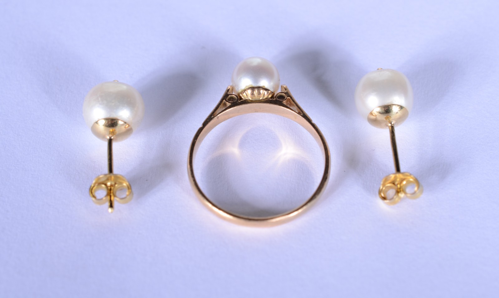 Conjunto composto de: anel e par de brincos de ouro 18 k., contraste... - foto 2 de 7