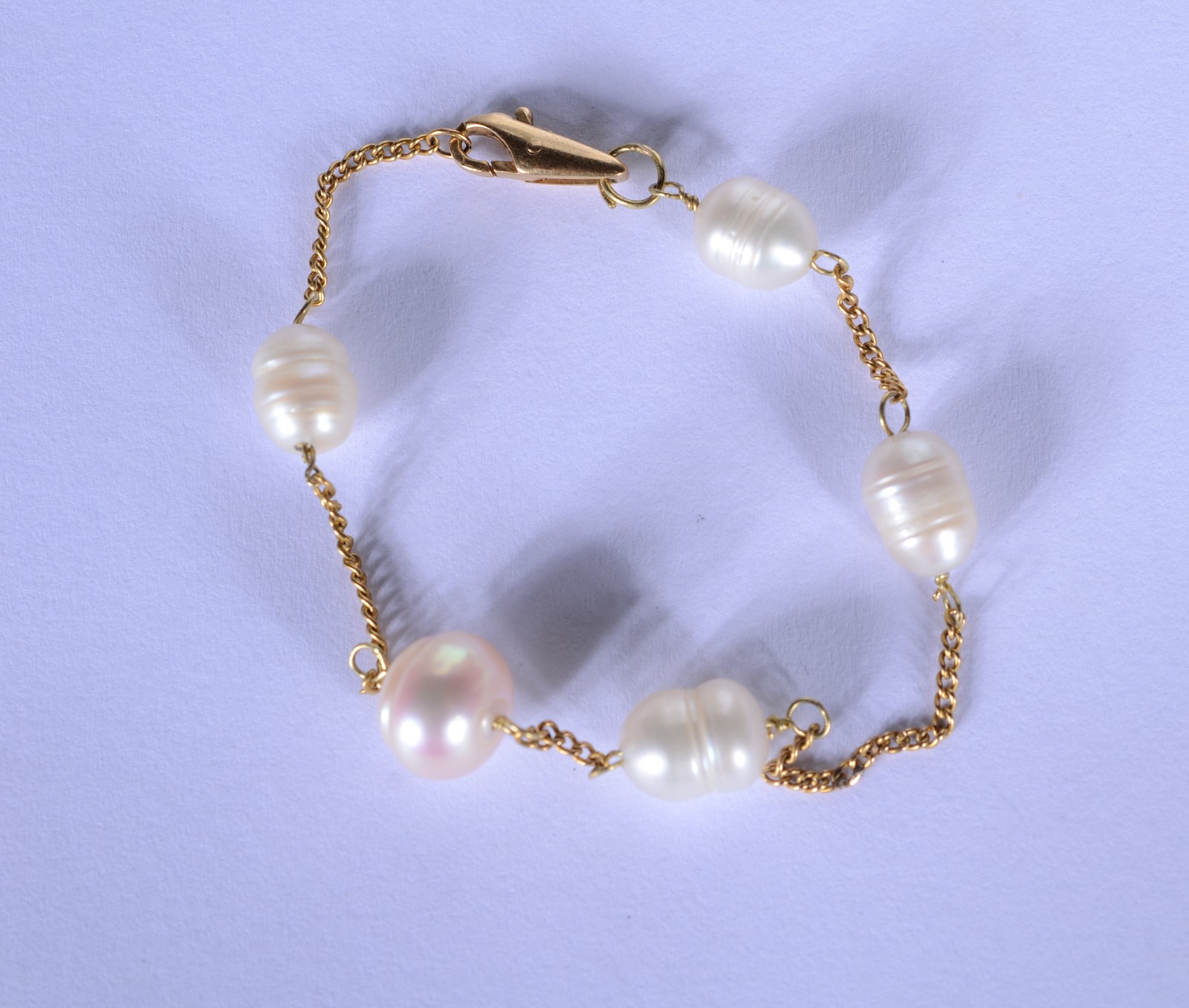 Pulseira de ouro 18 k., contraste 750 mls com cinco perolas. (Por... - foto 1 de 5