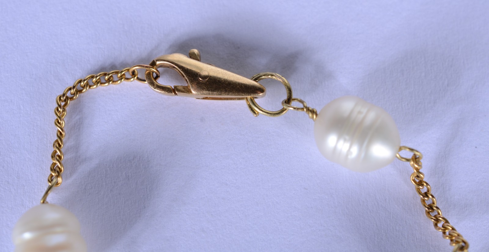Pulseira de ouro 18 k., contraste 750 mls com cinco perolas. (Por... - foto 2 de 5
