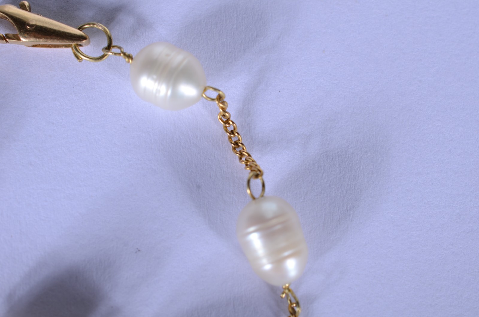 Pulseira de ouro 18 k., contraste 750 mls com cinco perolas. (Por... - foto 3 de 5