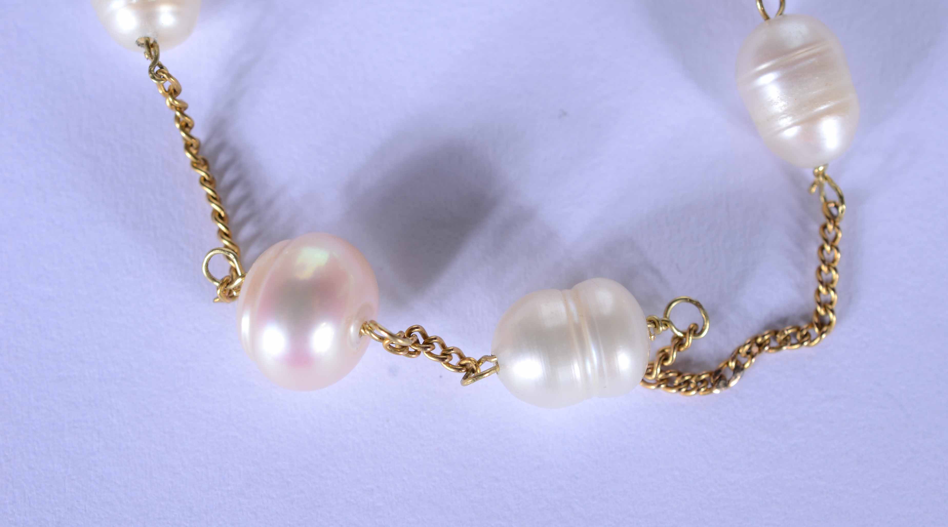Pulseira de ouro 18 k., contraste 750 mls com cinco perolas. (Por... - foto 4 de 5