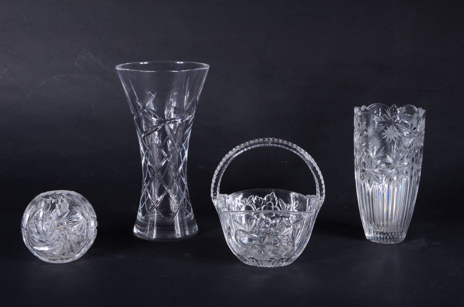 Quatro peças diversas de cristal, sendo: 2 vasos, cesta e bowl. - foto 1 de 11
