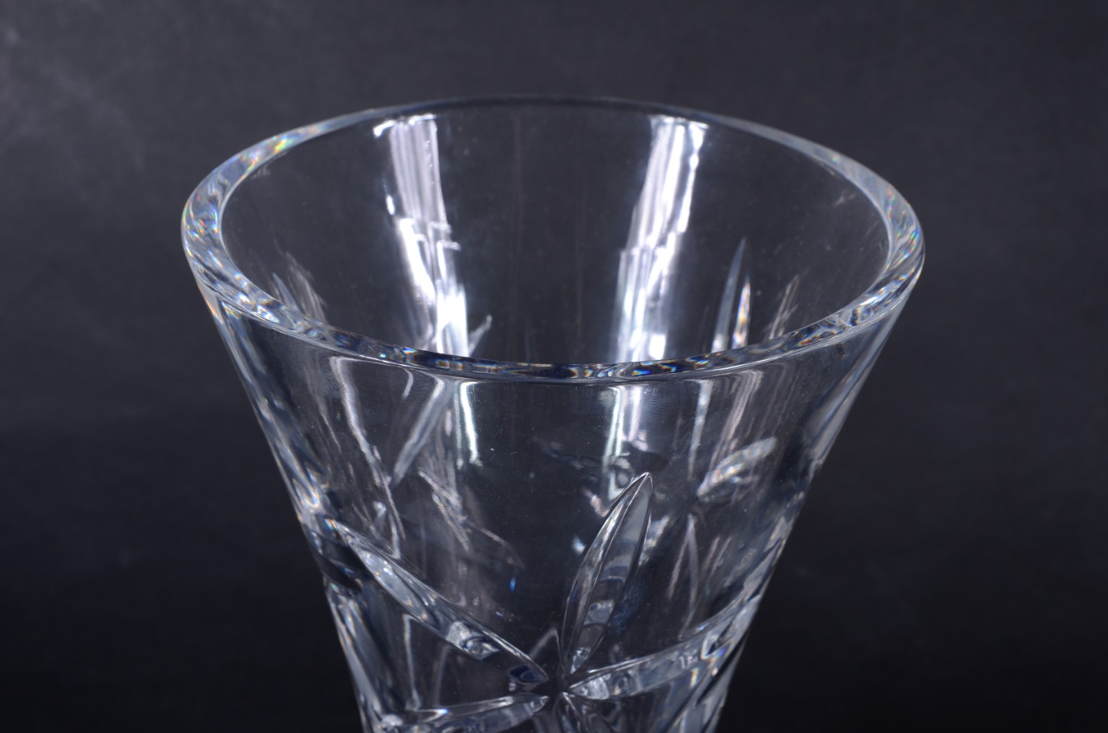 Quatro peças diversas de cristal, sendo: 2 vasos, cesta e bowl. - foto 3 de 11