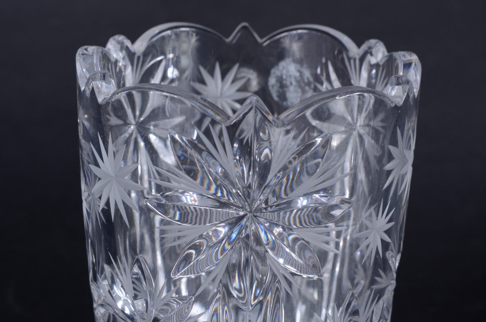 Quatro peças diversas de cristal, sendo: 2 vasos, cesta e bowl. - foto 5 de 11