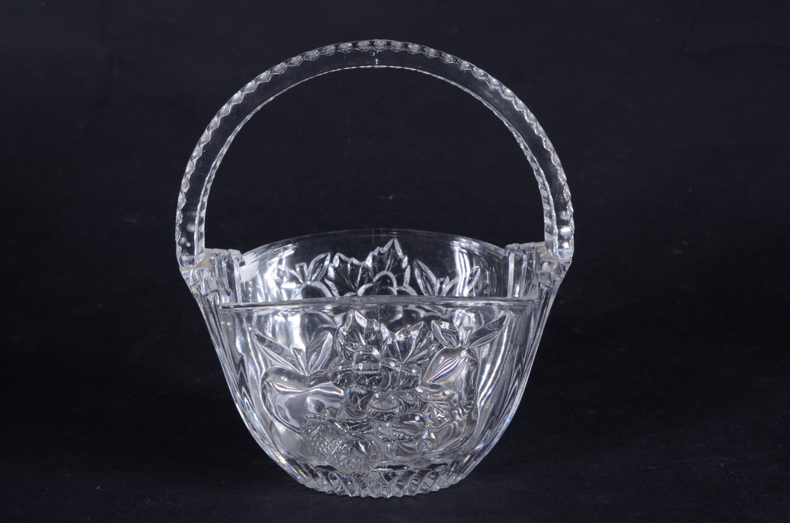 Quatro peças diversas de cristal, sendo: 2 vasos, cesta e bowl. - foto 9 de 11