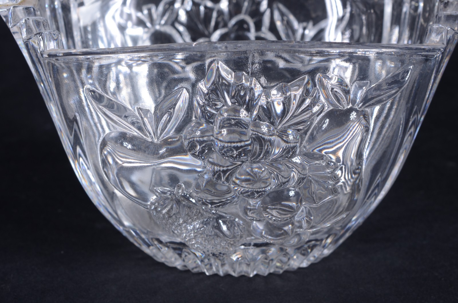 Quatro peças diversas de cristal, sendo: 2 vasos, cesta e bowl. - foto 10 de 11