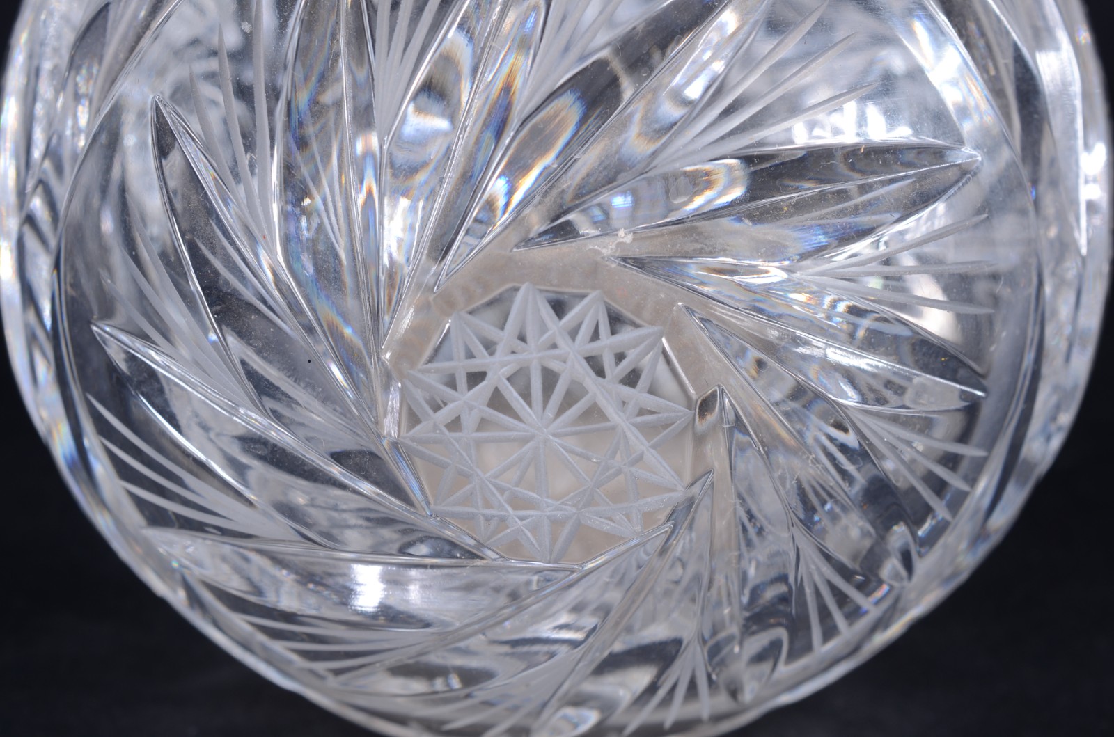 Quatro peças diversas de cristal, sendo: 2 vasos, cesta e bowl. - foto 11 de 11