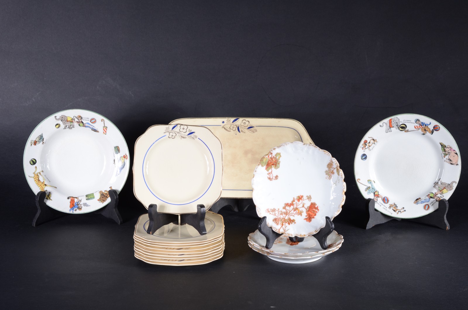 Diversas peças, sendo: 3 pratos para pão de porcelana francesa... - foto 1 de 7