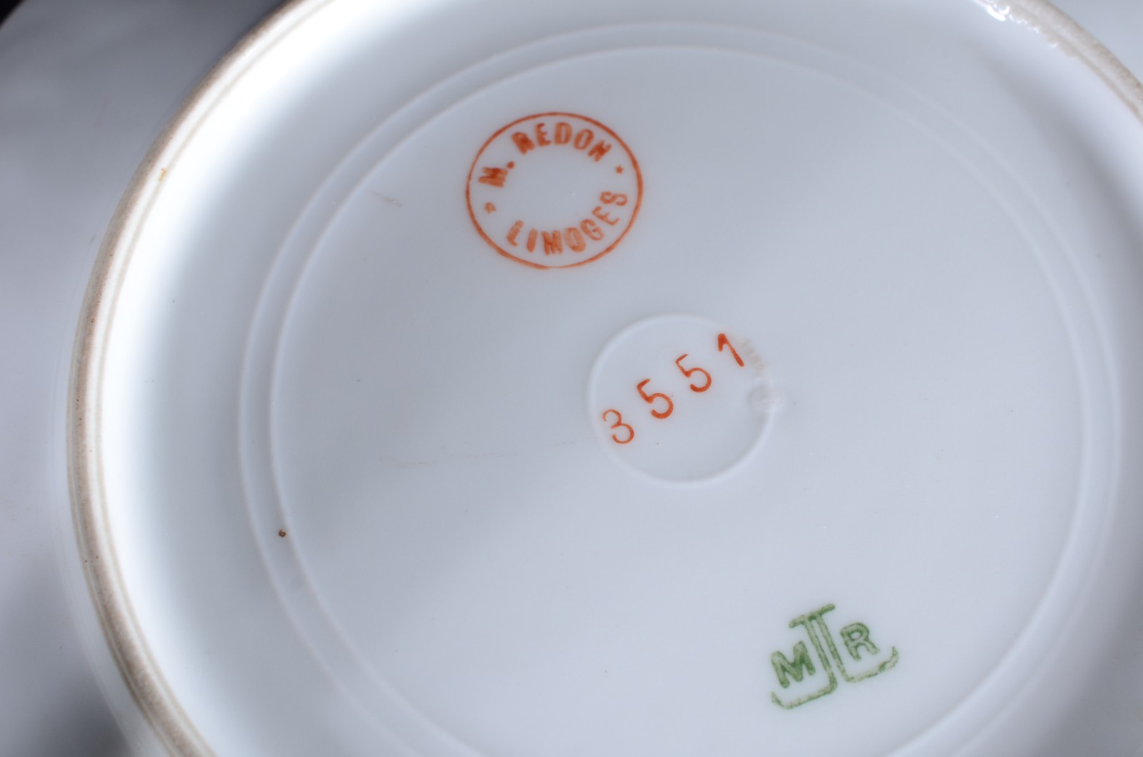 Diversas peças, sendo: 3 pratos para pão de porcelana francesa... - foto 5 de 7