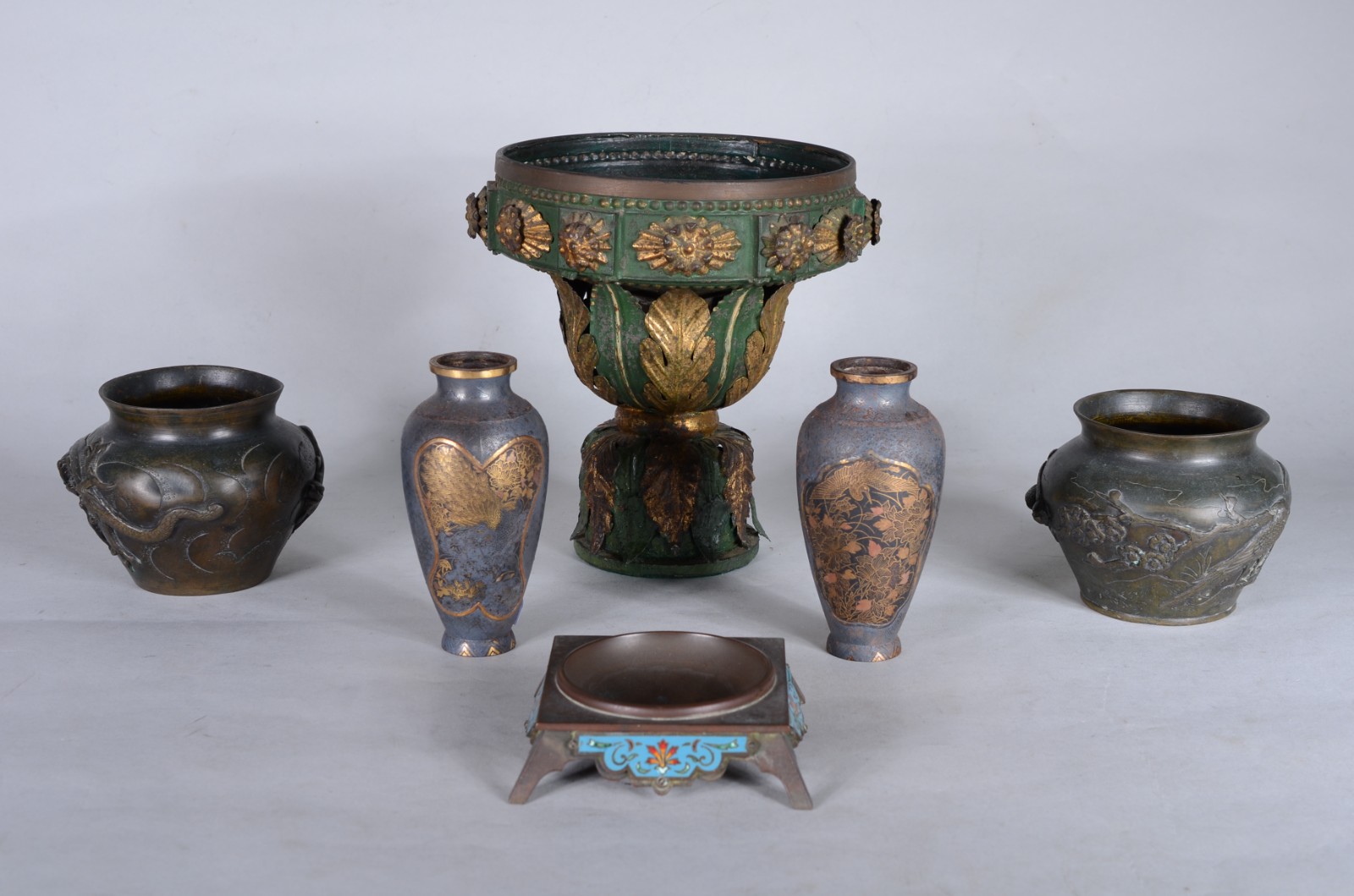 Diversas peças orientais, sendo: 2 vasos (com furo no fundo e ao lado... - foto 1 de 11