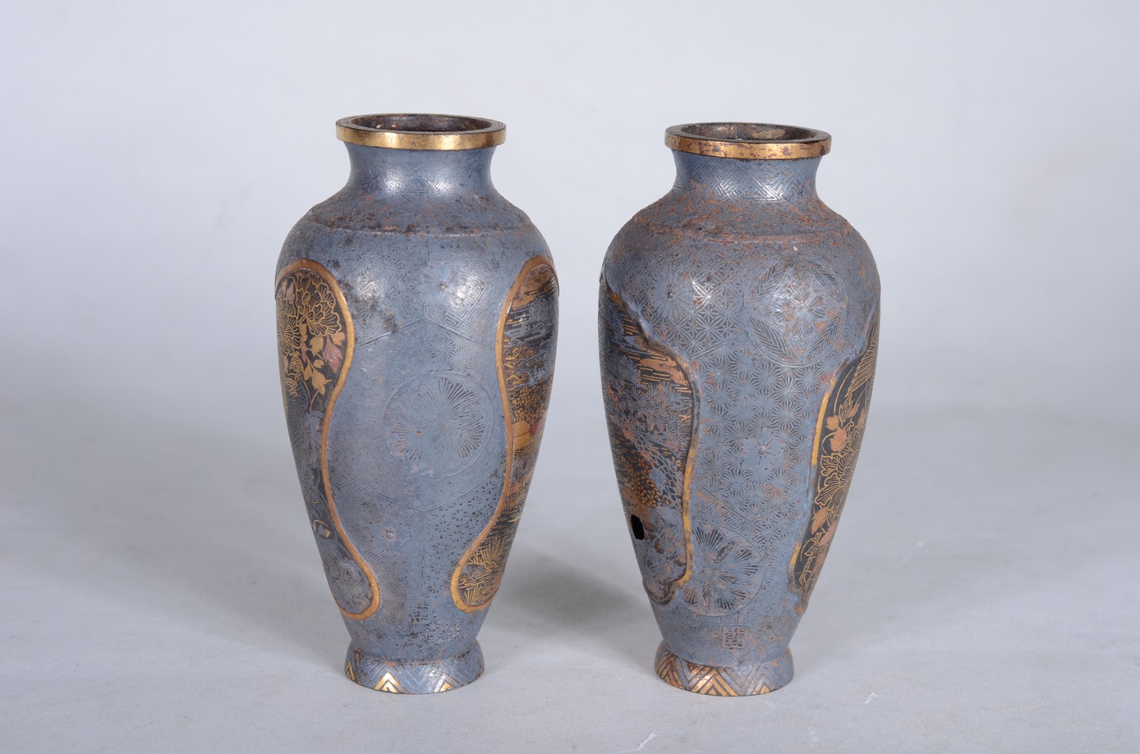 Diversas peças orientais, sendo: 2 vasos (com furo no fundo e ao lado... - foto 8 de 11