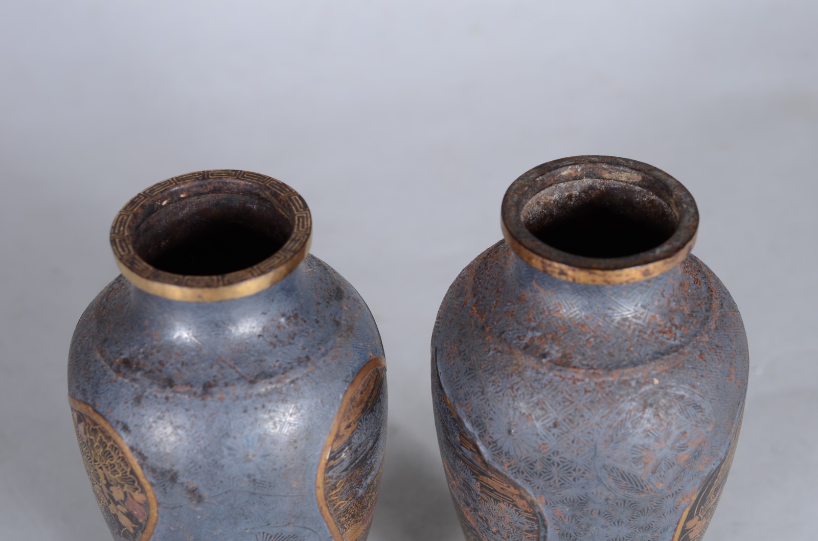 Diversas peças orientais, sendo: 2 vasos (com furo no fundo e ao lado... - foto 9 de 11